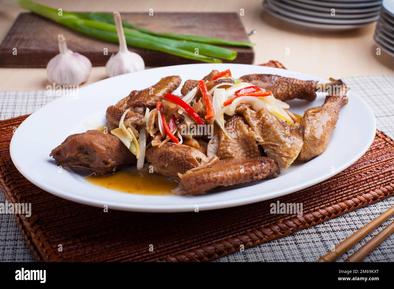 Pollo fritto con molti ingredienti speziati e dolci, sembra molto delizioso da mangiare Foto Stock