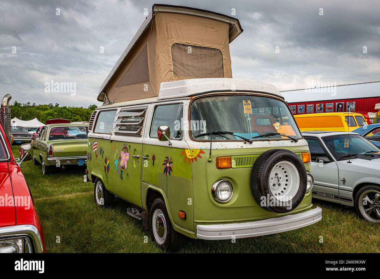 Iola, WI - 07 luglio 2022: Vista frontale in alto angolo di una Volkswagen Westfalia Camper 1978 ad una fiera automobilistica locale. Foto Stock