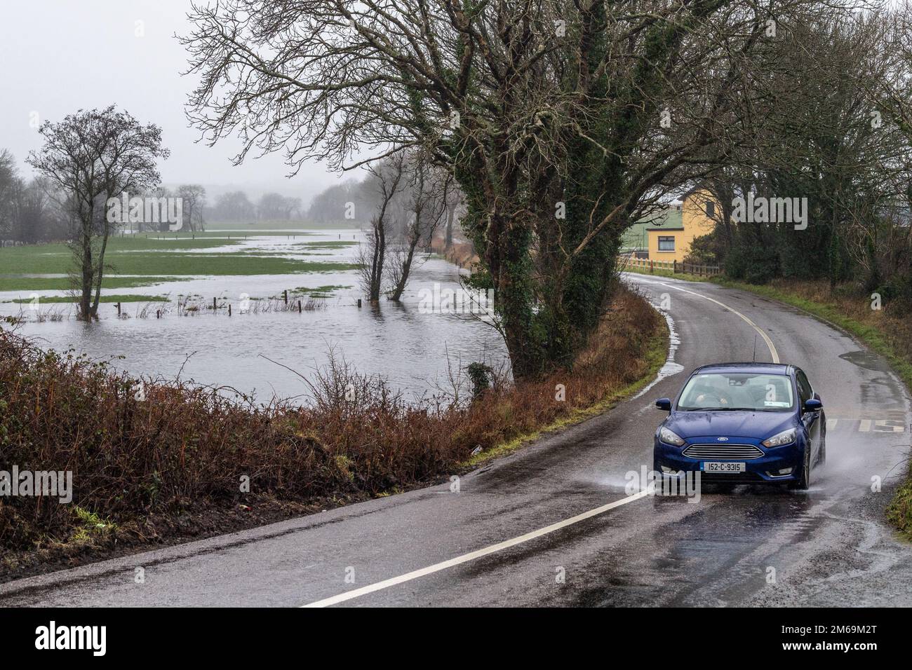 Clonakilty, West Cork, Irlanda. 3rd Jan, 2023. Dopo giorni di tempo relativamente secco, la pioggia torrenziale è caduta oggi su West Cork, causando alluvioni di punti. Il fiume Ilen ha scoppiato le sue rive vicino a Caheragh, causando campi di agricoltori a inondare. Credit: AG News/Alamy Live News Foto Stock