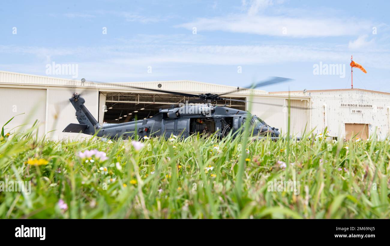 NEGLI STATI UNITI Air Force HH-60G nave Hawk assegnato al 33rd Rescue Squadron si prepara a decollare alla base aerea di Kadena, Giappone, il 21 aprile 2022. Il pave Hawk è in grado di condurre operazioni di recupero del personale diurno o notturno in ambienti ostili e di recuperare personale isolato in luoghi austeri. Foto Stock