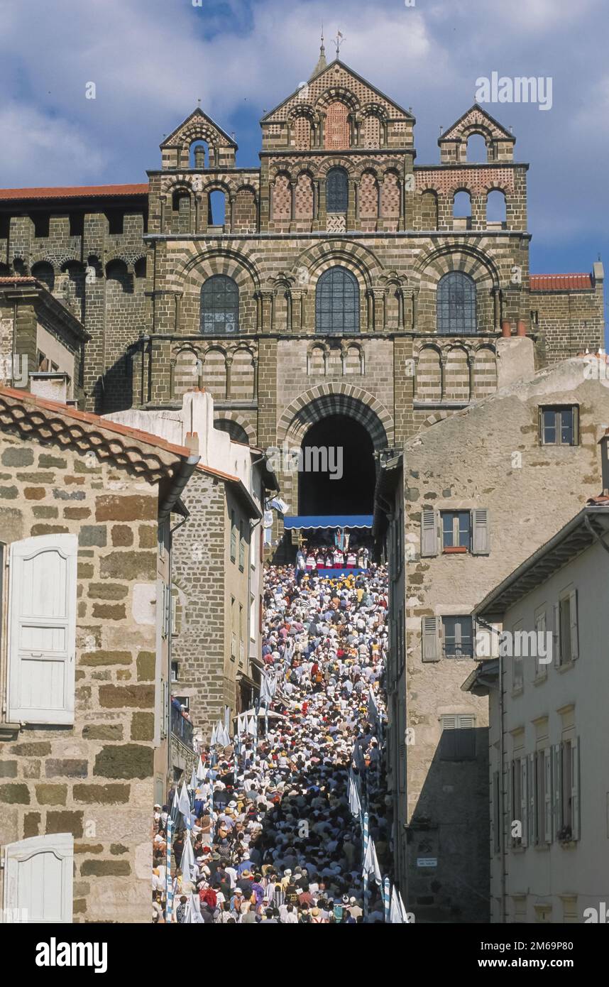Francia. Auvergne. Alta Loira (43). Le Puy-en-Velay. La processione del 15 agosto ai piedi della cattedrale Foto Stock