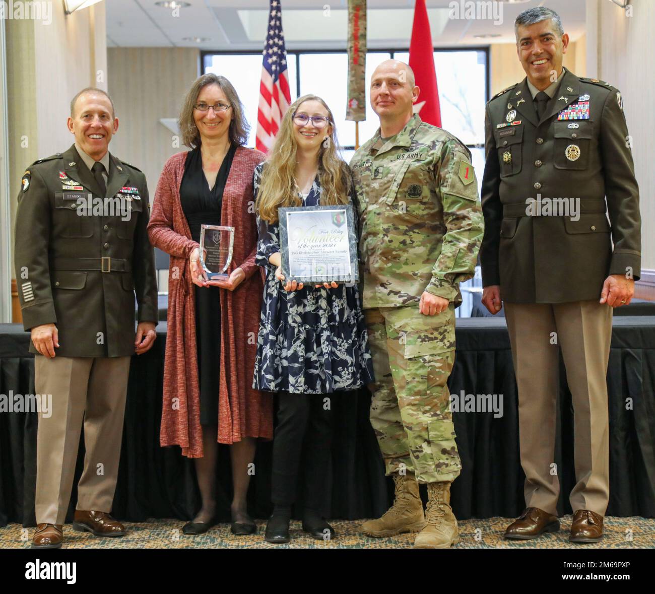 STATI UNITI Esercito degli Stati Uniti Esercito Brig. Il generale Frank Stanco (a sinistra), il comandante maggiore di Fort Riley, e gli Stati Uniti William McKannay (a destra), il comandante di Fort Riley Garrison, Amanda presente, Abigail e Chris Stewart (centrati da sinistra a destra) il premio militare per la famiglia Volontario dell'anno 21 aprile 2022, a Fort Riley, Kansas. La Steward Family è stata premiata durante la cerimonia annuale di premiazione Volontario dell'anno di Fort Riley per il loro lavoro volontario con la United Service Organization. Foto Stock