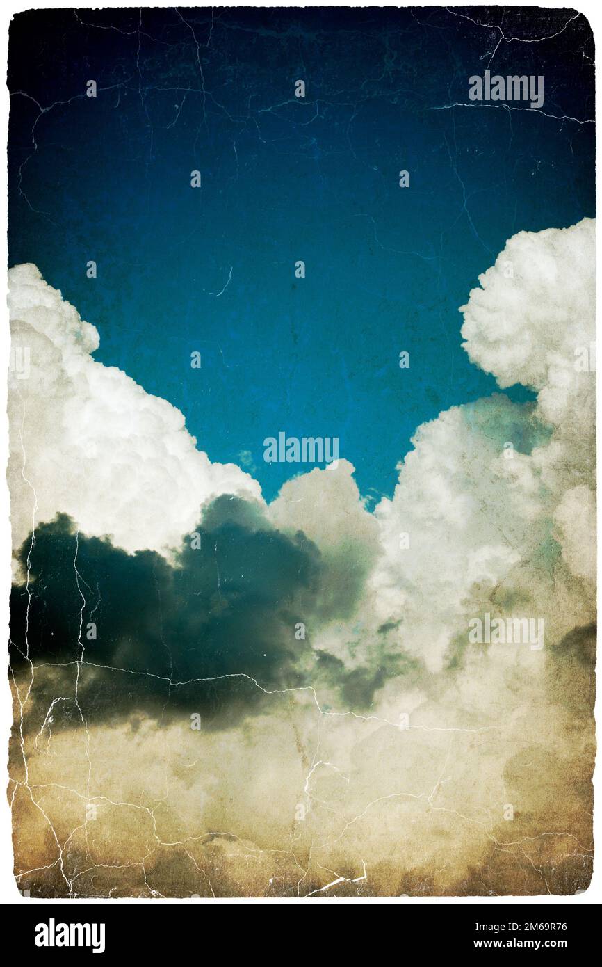 Grunge vintage cielo verticale con spazio per il testo. Isolato su bianco. Foto Stock