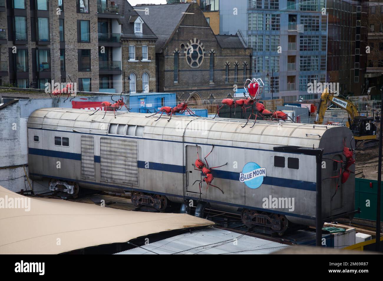 Sculture di formiche rosse che strisciare su una carrozza del treno in un ristorante a London Bridge, Londra, Regno Unito Foto Stock
