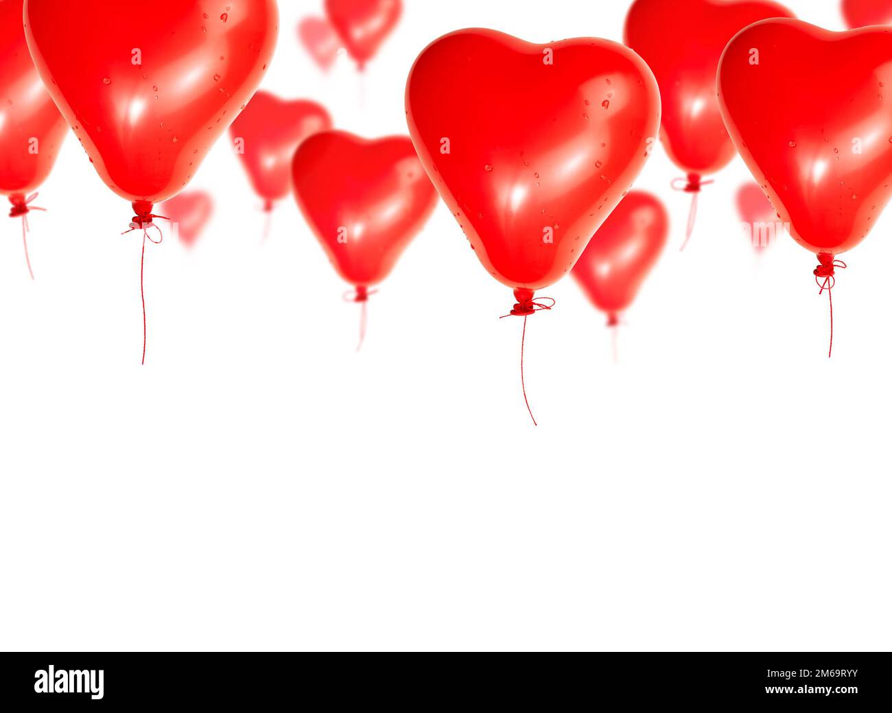 Set di palloncini rossi a forma di cuore vola verso il cielo su uno sfondo bianco Foto Stock
