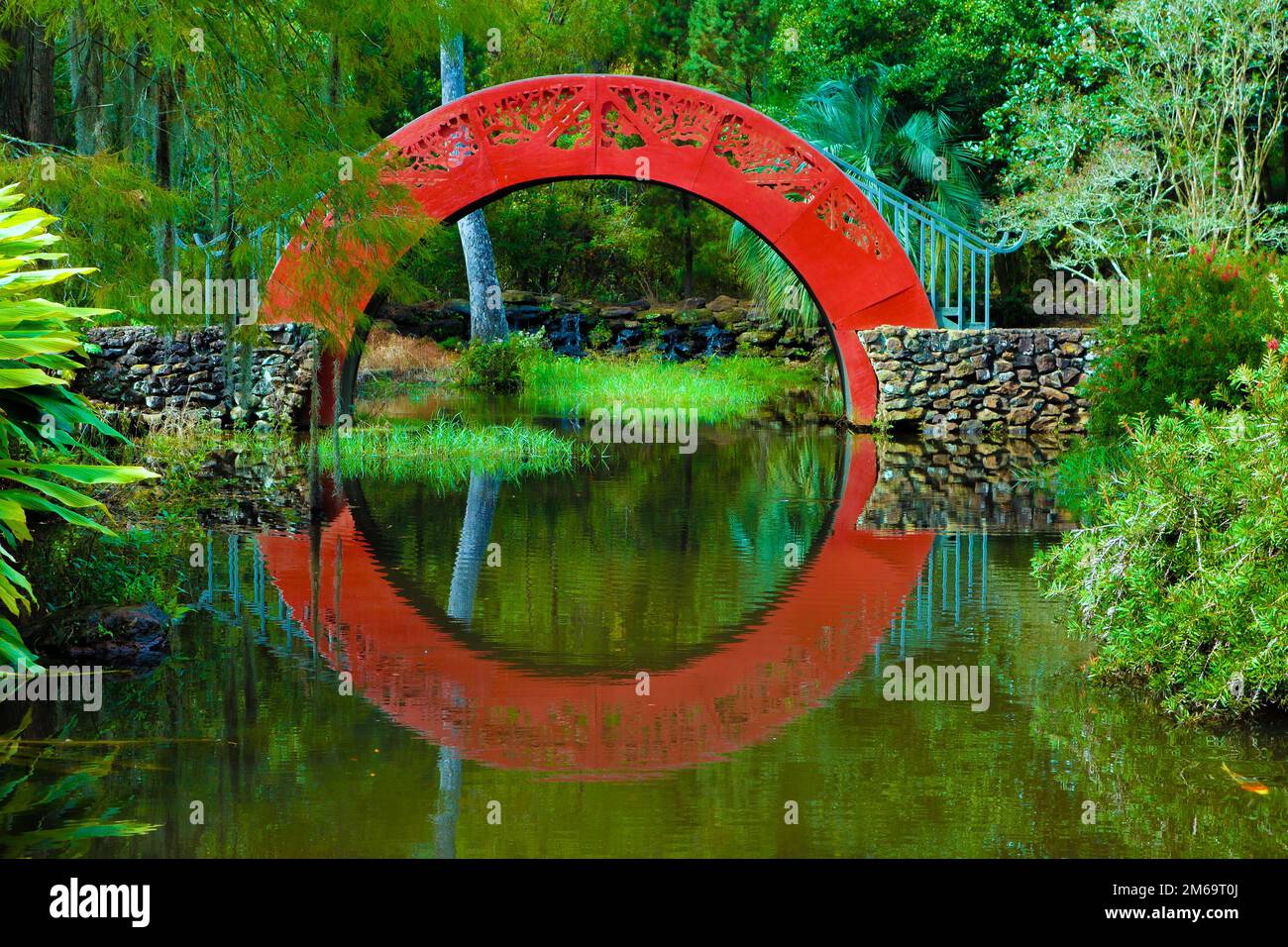 Ponte sulla Luna Rossa con riflessione nei giardini di Bellingath Foto Stock