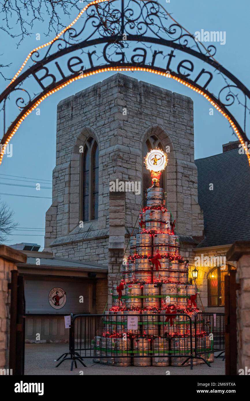 Grosse Pointe Park, Michigan - Un albero di Natale fatto di barili di birra, con birrerie come ornamenti, presso il biergarten dell'Atwater Brewery. Il biergarten e. Foto Stock