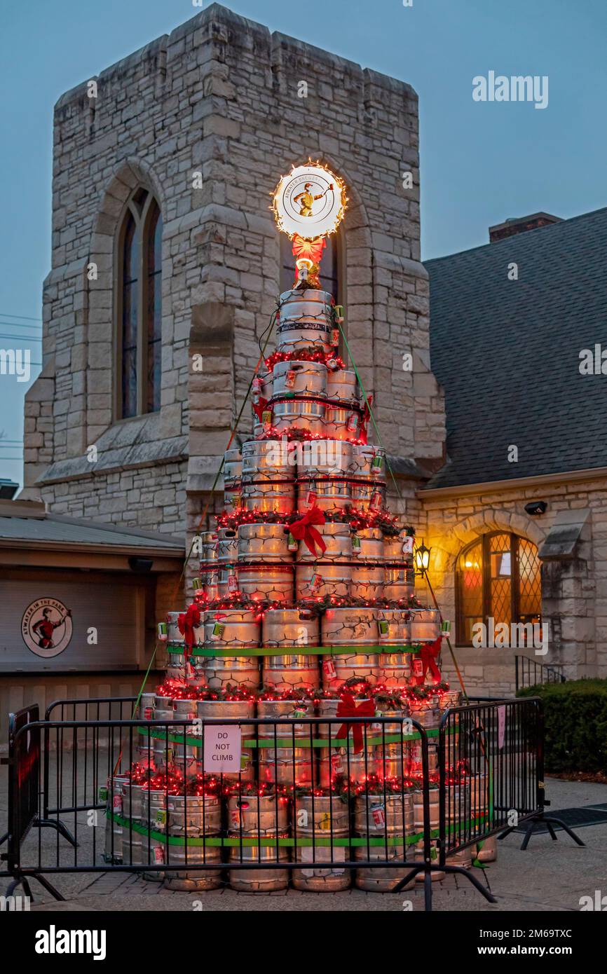 Grosse Pointe Park, Michigan - Un albero di Natale fatto di barili di birra, con birrerie come ornamenti, presso il biergarten dell'Atwater Brewery. Il biergarten e. Foto Stock