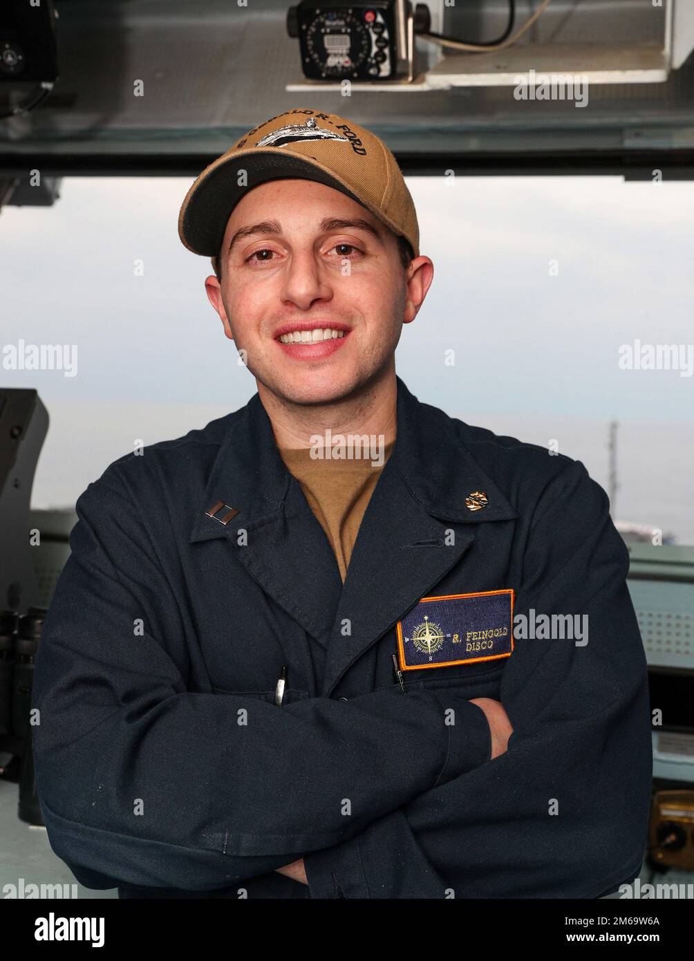 Ryan Feingold, vice giudice avvocato della USS Gerald R. Ford (CVN 78), di Miami, assegnato al dipartimento legale di Ford, posa per una fotografia sul ponte, 21 aprile 2022. La Ford è in corso nell’Oceano Atlantico, conducendo qualifiche di vettori e integrando gruppi di sciopero nell’ambito della fase di addestramento di base della nave. GRF,Navy,US Navy,USS Gerald R. Ford (CVN 78), Foto Stock
