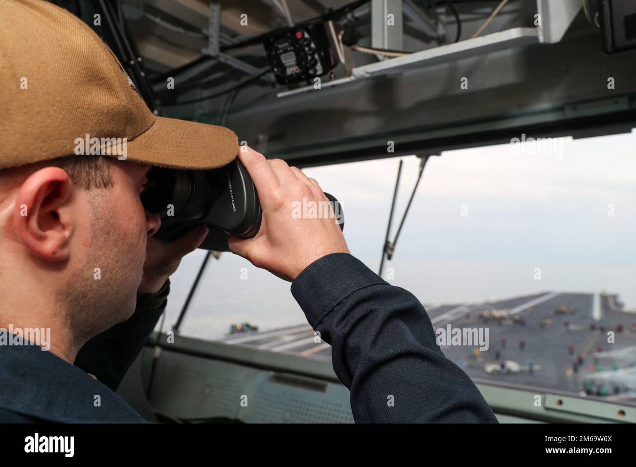 Tenente Ryan Feingold, vice giudice avvocato della USS Gerald R. Ford (CVN 78), di Miami, assegnato al dipartimento legale di Ford, si erge a guardare come l'ufficiale minore del ponte sul ponte, il 21 aprile 2022. La Ford è in corso nell’Oceano Atlantico, conducendo qualifiche di vettori e integrando gruppi di sciopero nell’ambito della fase di addestramento di base della nave. GRF,Navy,US Navy,USS Gerald R. Ford (CVN 78), Foto Stock