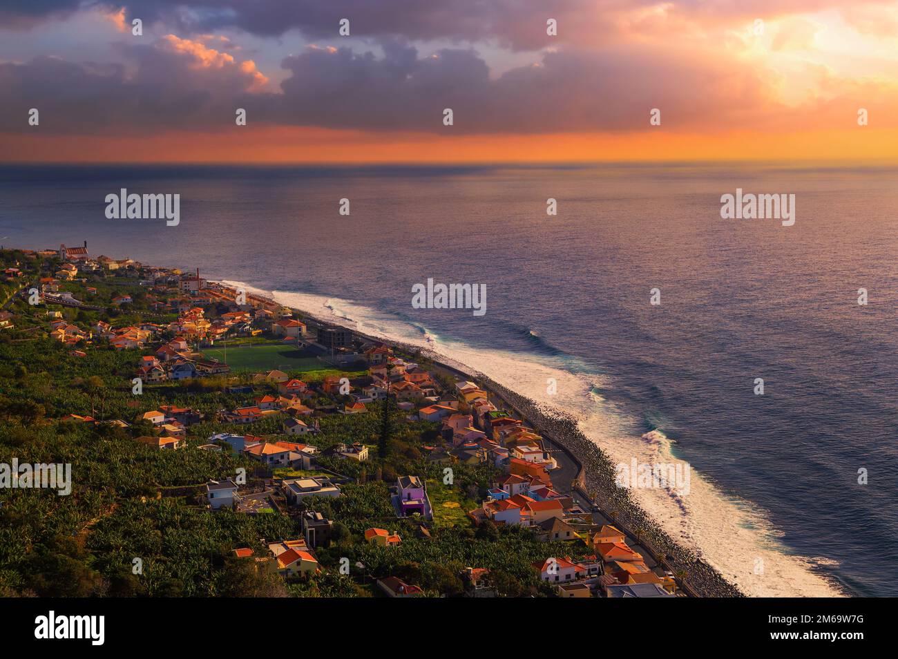 Tramonto sul villaggio costiero di Paul do Mar nelle isole di Madeira, Portogallo Foto Stock