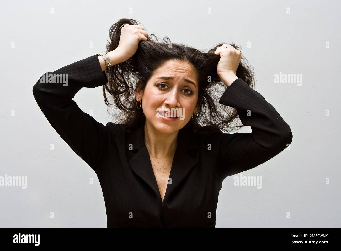 Donna d'affari stressata e preoccupata Foto Stock