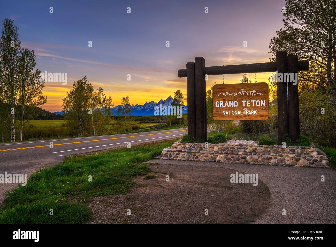 Cartello di benvenuto all'ingresso del Grand Teton National Park nel Wyoming al tramonto Foto Stock