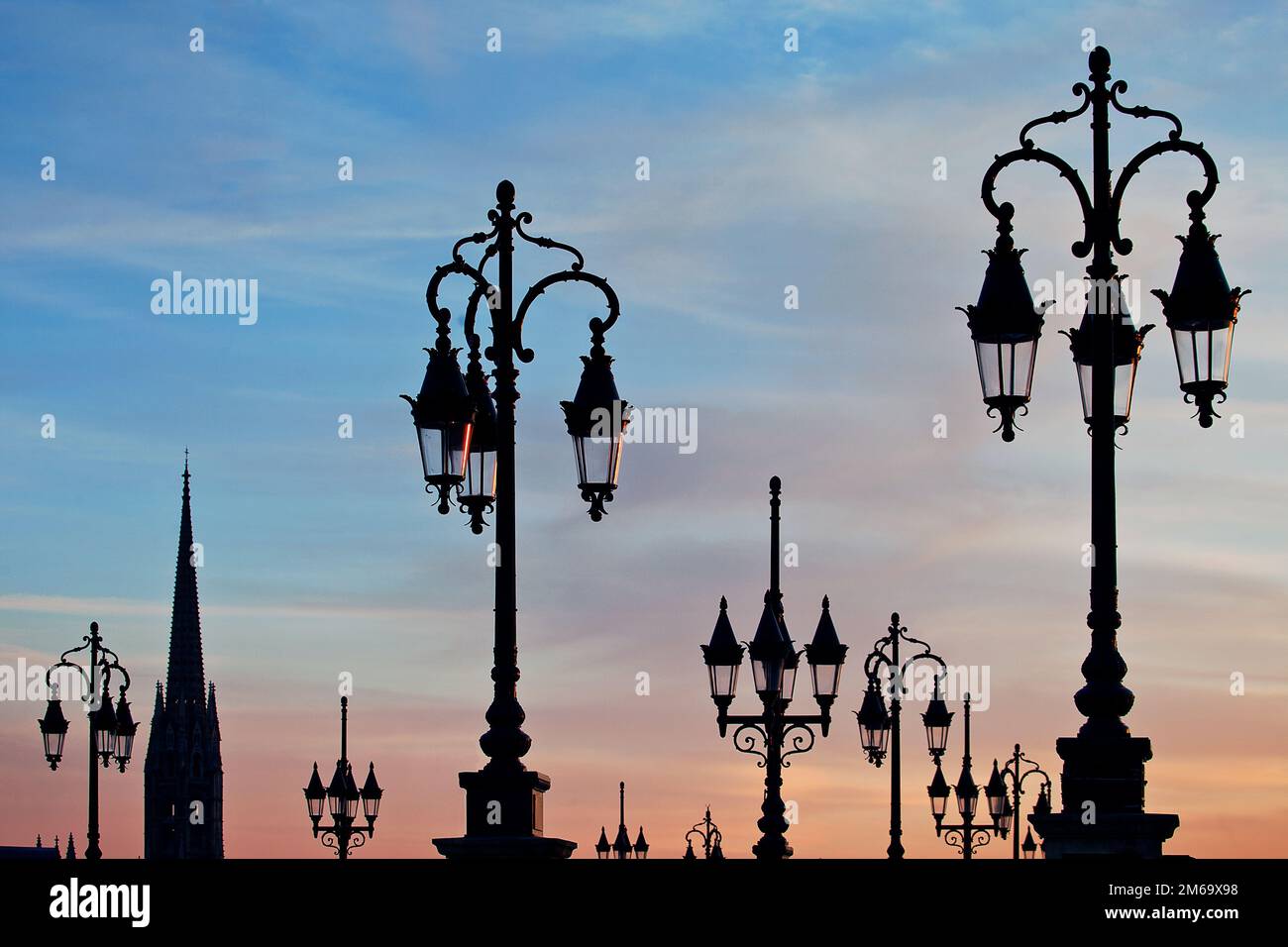 Laternen, Pont de Pierre, Bordeaux, Aquitania, Francia Foto Stock