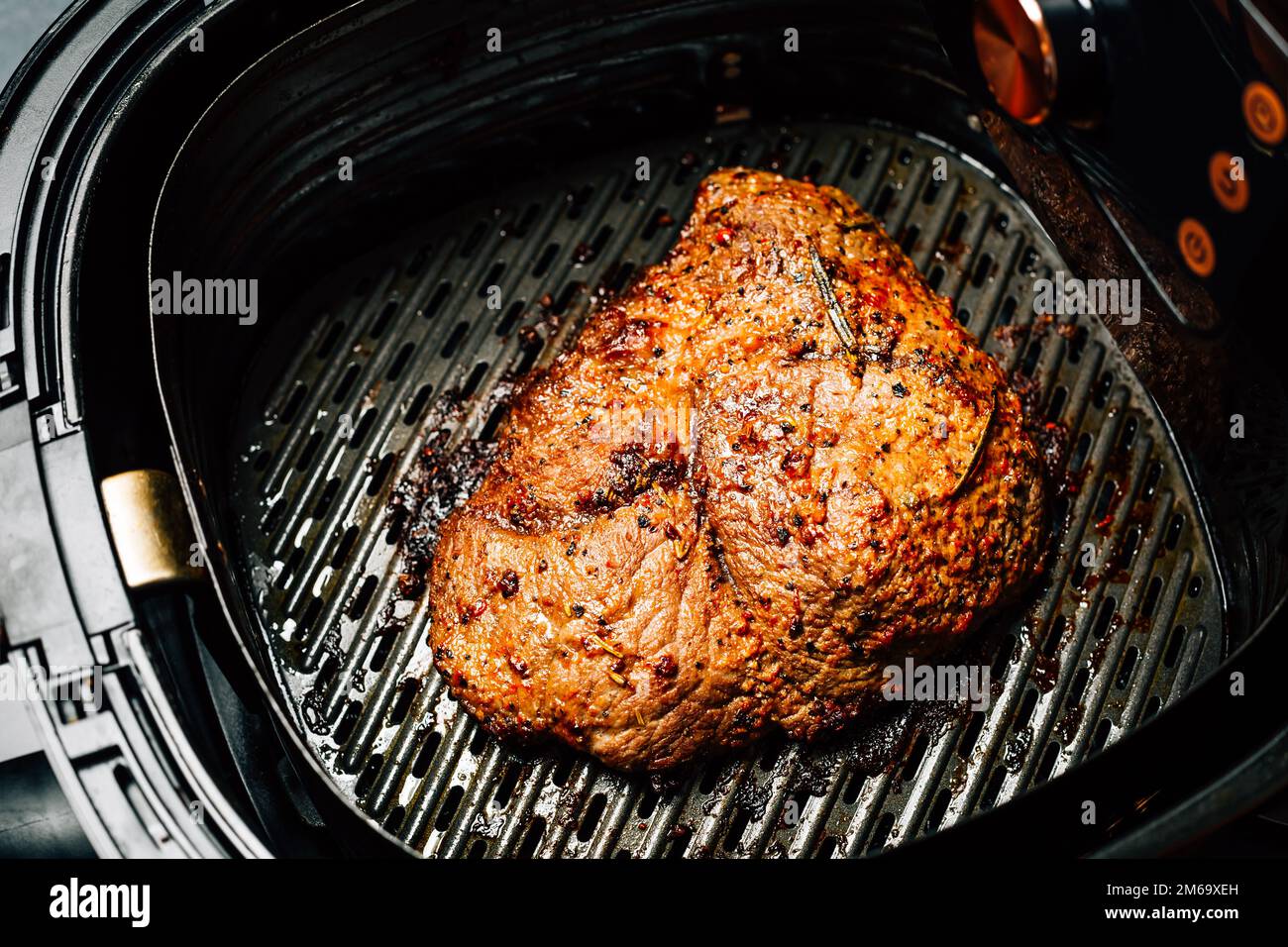 Bistecca di manzo alla griglia con rosmarino, preparata nell'airfryer Foto Stock