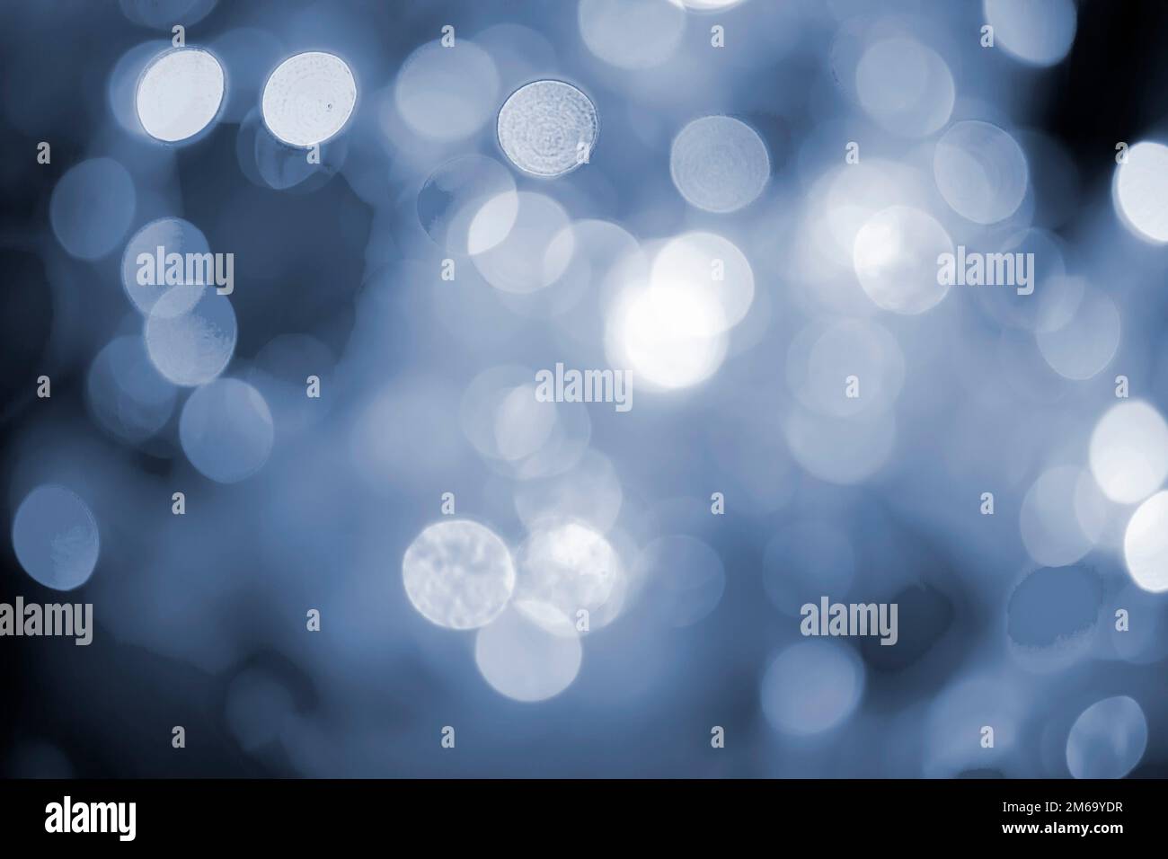 Sfondo astratto lampeggiante festivo. Sfondo texture sfocato con macchie bokeh rotonde. Sfondo lampeggiante multicolore. Celebrazione Capodanno Natale compleanno Flickering illuminazione colore blu Foto Stock