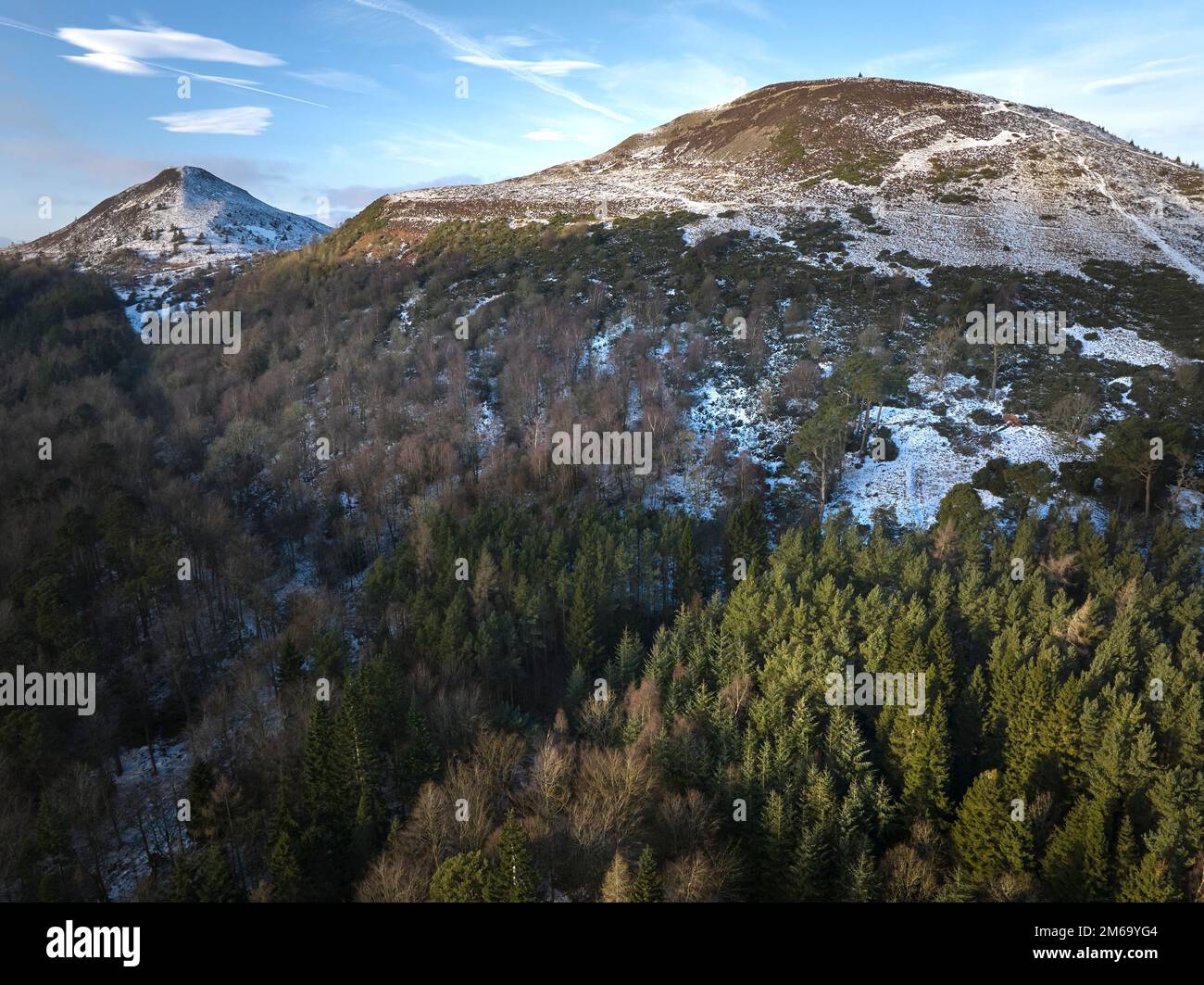 Vista aerea del lato sud delle colline di Eildon con la collina di Eildon Nord in primo piano in una giornata gelida di inverni. Foto Stock