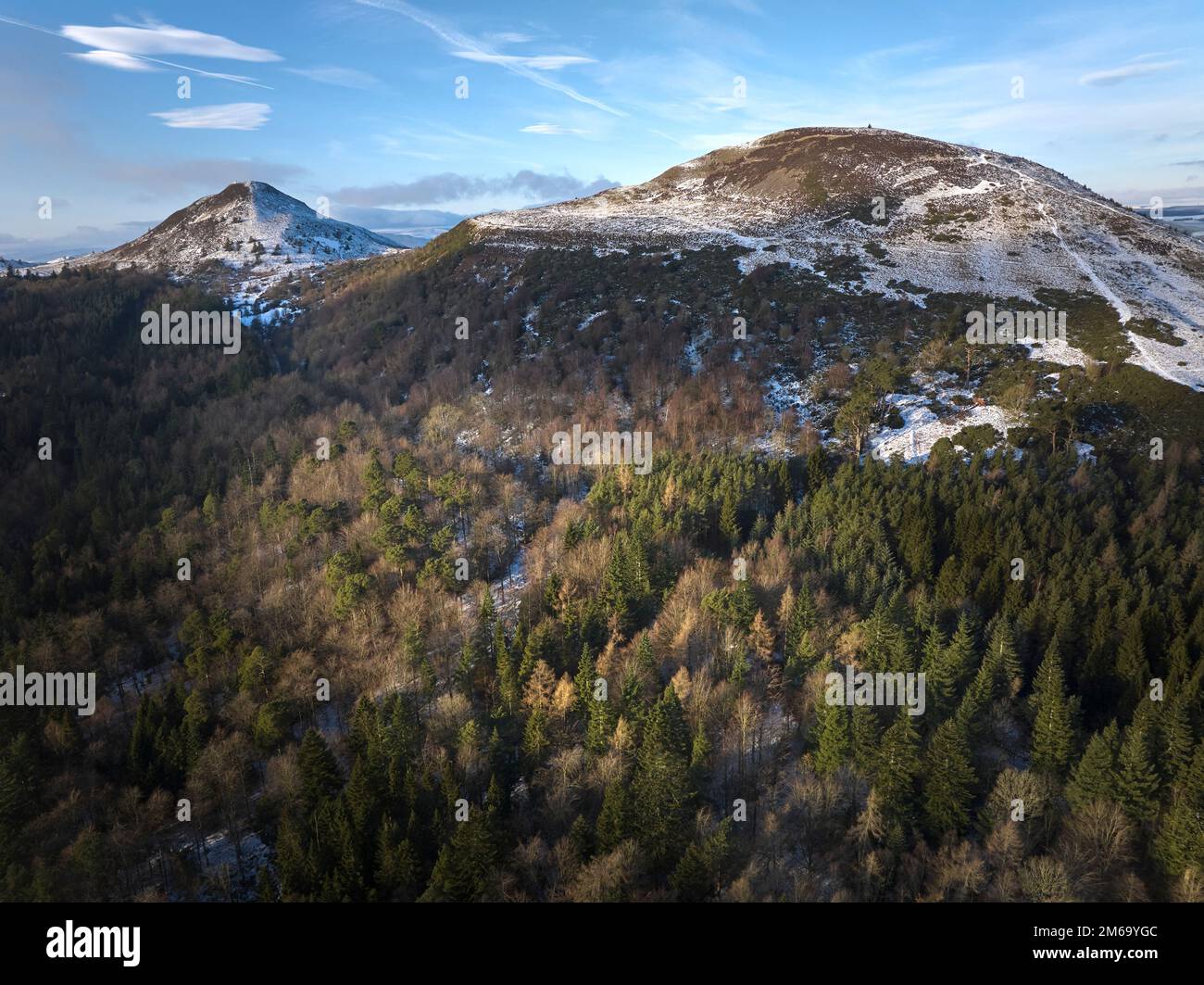 Vista aerea del lato sud delle colline di Eildon con la collina di Eildon Nord in primo piano in una giornata gelida di inverni. Foto Stock