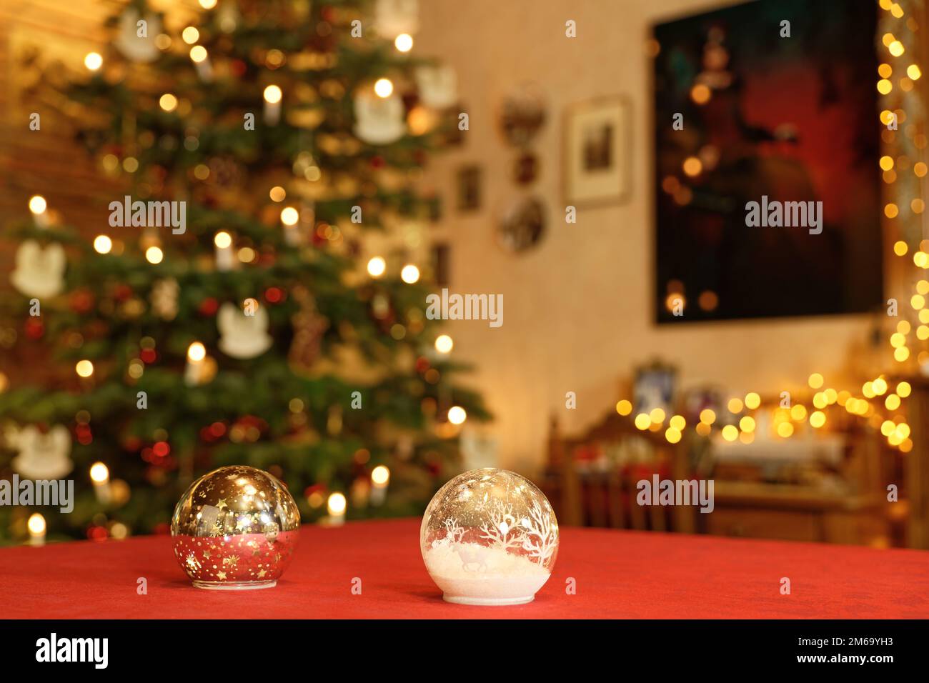 Decorazioni natalizie con oggetti illuminati a LED Christmas Design Globe Foto Stock