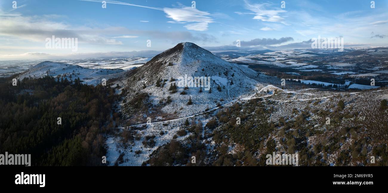 Vista aerea panoramica del lato sud delle colline di Eildon in una giornata croccante di inverni. Foto Stock