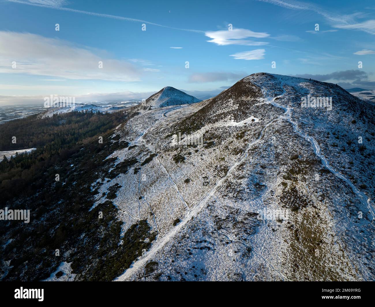 Vista aerea del lato sud di tutte le colline di Eildon in una giornata croccante di inverni. Foto Stock