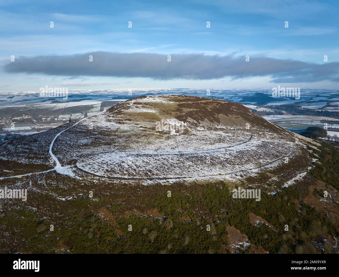 Panorama aereo di tutte e tre le colline di Eildon in un fresco giorno gelido inverni. Eildon Hill Nord e Hillfort più vicino alla fotocamera. Foto Stock