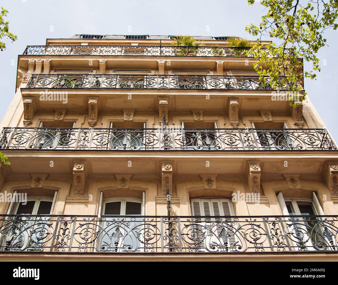 Balconi della casa parigina Foto Stock