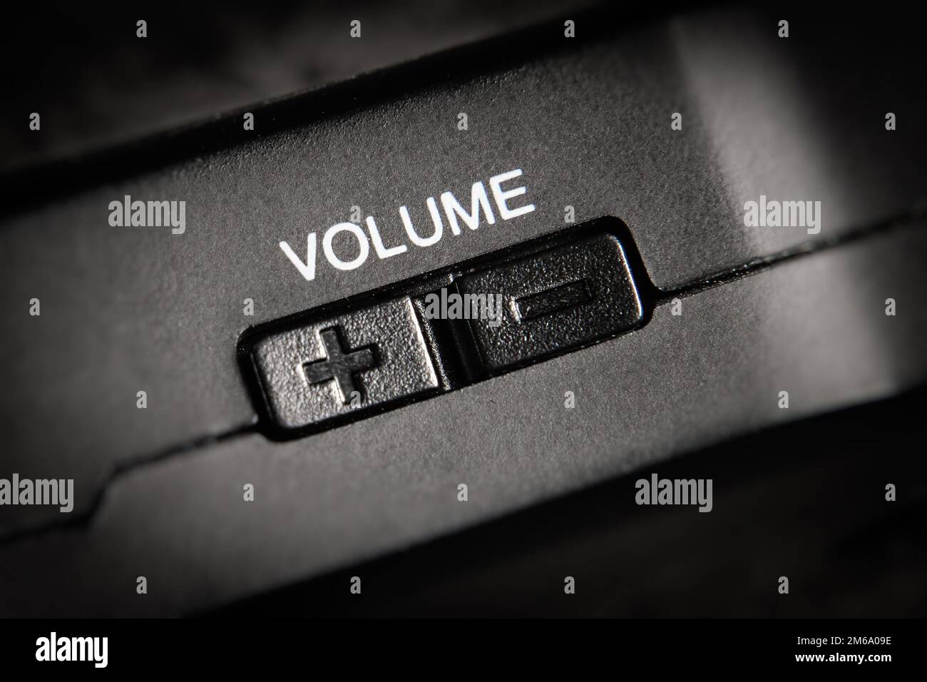 Macro dei tasti del volume neri rocker di Un pratico dispositivo audio nero Foto Stock