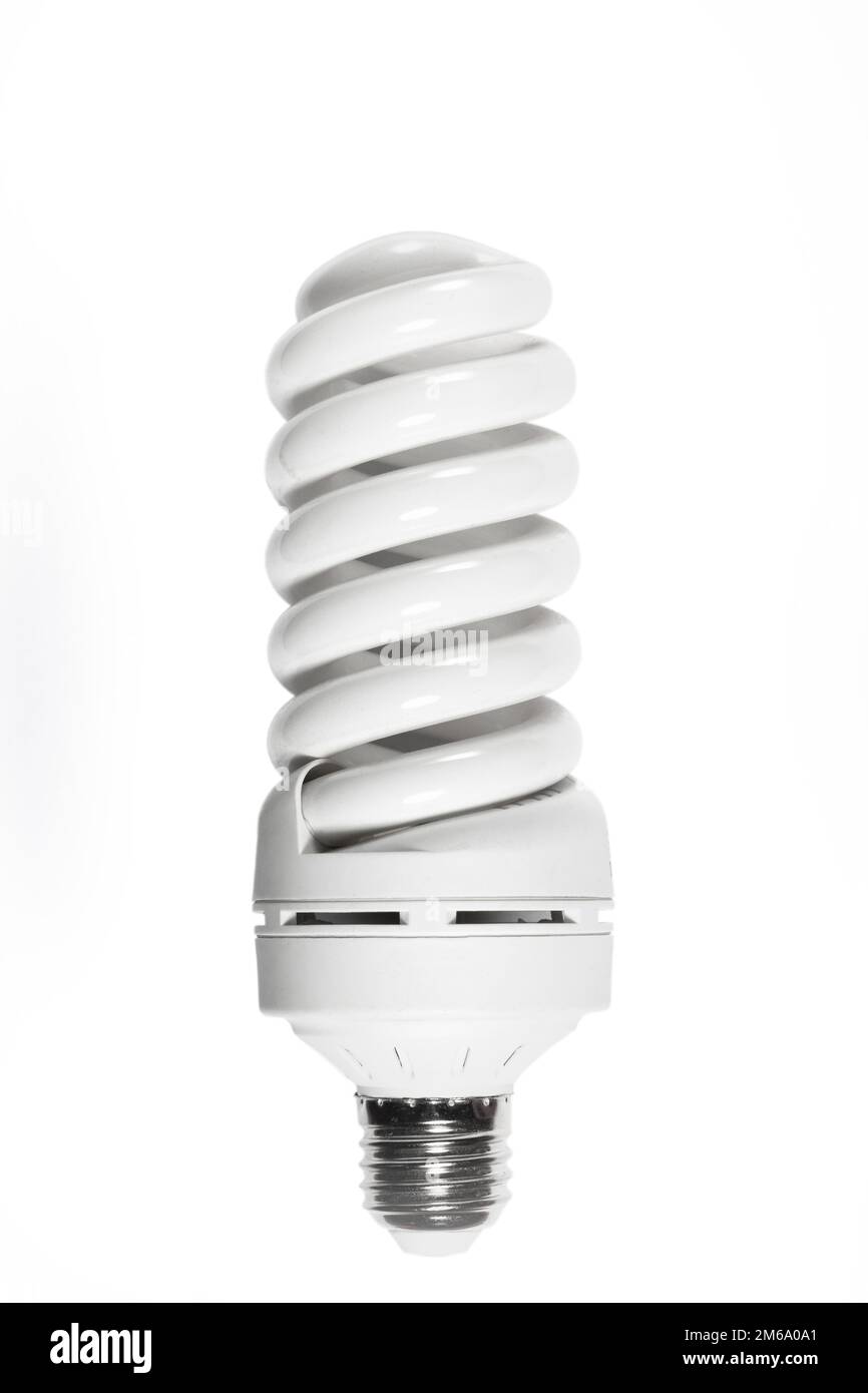 Lampada a spirale luminescente con base con tappo a vite da E27 mm isolata su sfondo bianco Foto Stock