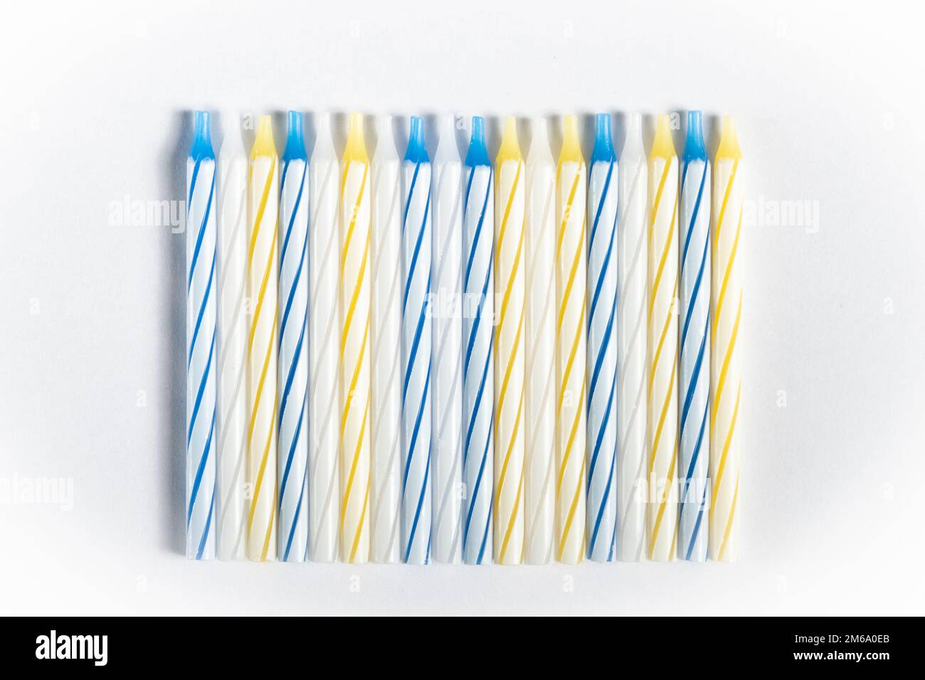 Nuove piccole candele di festa per la torta isolato su sfondo bianco Foto Stock