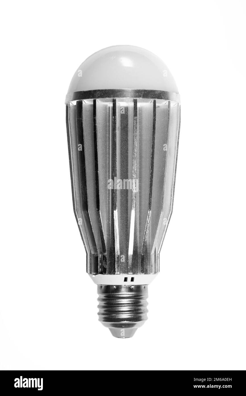 Lampada a LED a risparmio energetico con radiatore grande e base con tappo a vite da E27 mm isolata su sfondo bianco Foto Stock