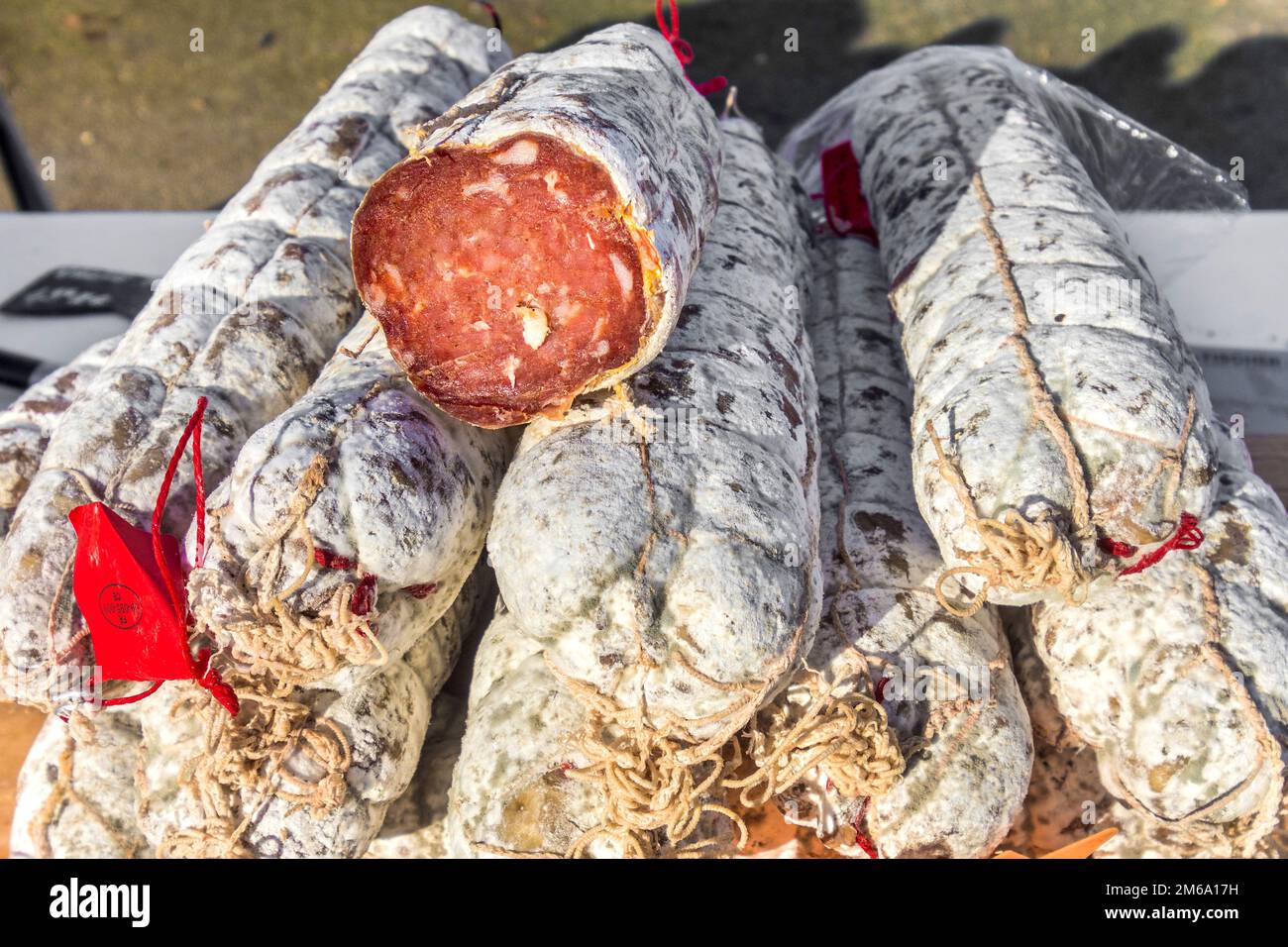 Salsicce tradizionali di maiale a secco in bancarella del mercato francese - la Roche Posay, Vienne (86), Francia. Foto Stock