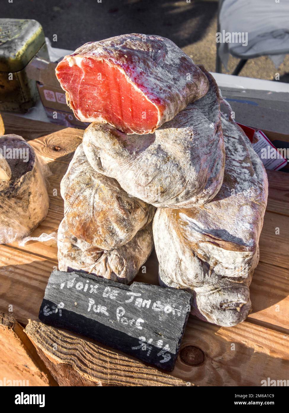 Salsicce tradizionali di maiale a secco in bancarella del mercato francese - la Roche Posay, Vienne (86), Francia. Foto Stock