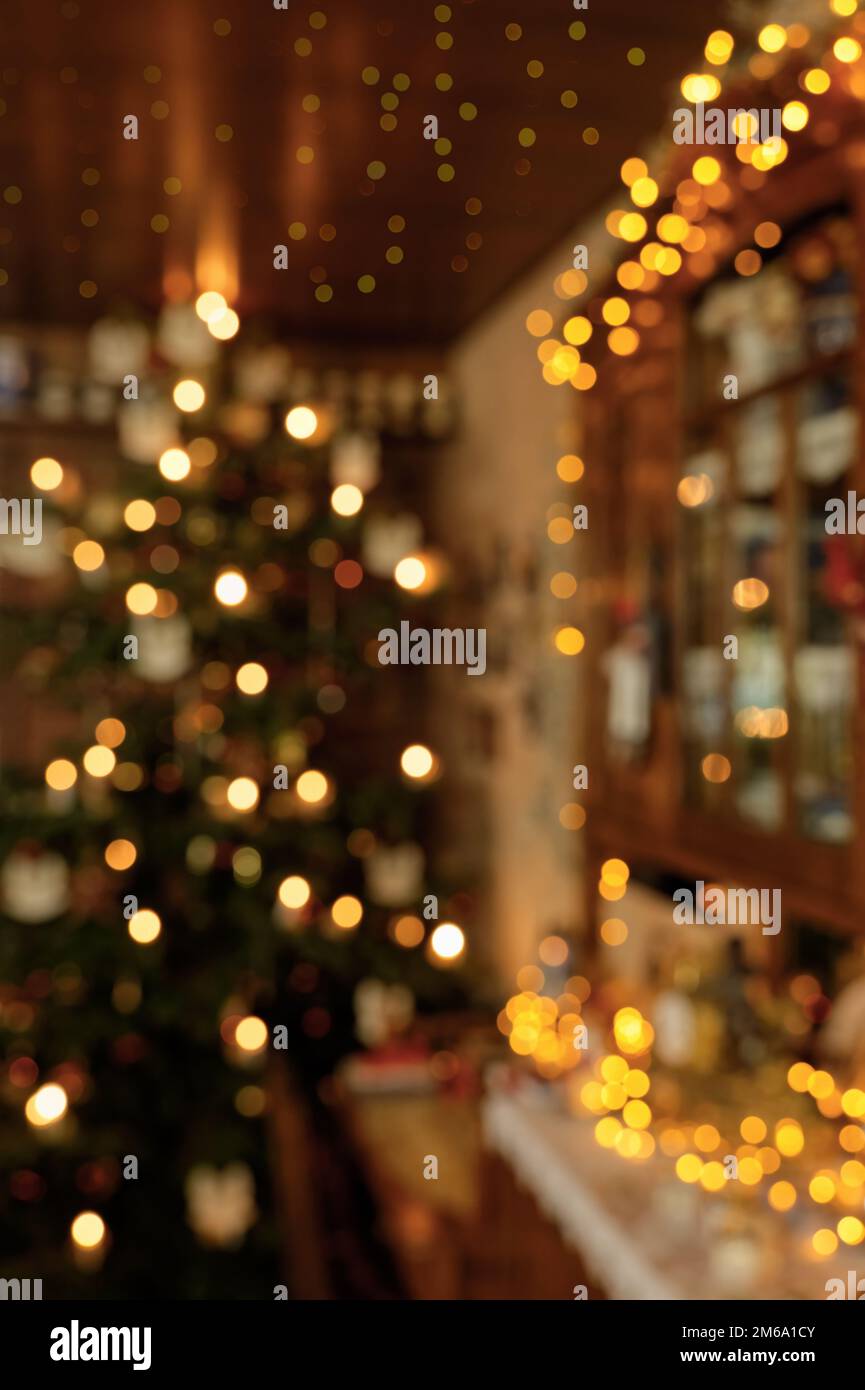 Concetto di ritratto sfocato con illuminazione per interni natalizia Foto Stock