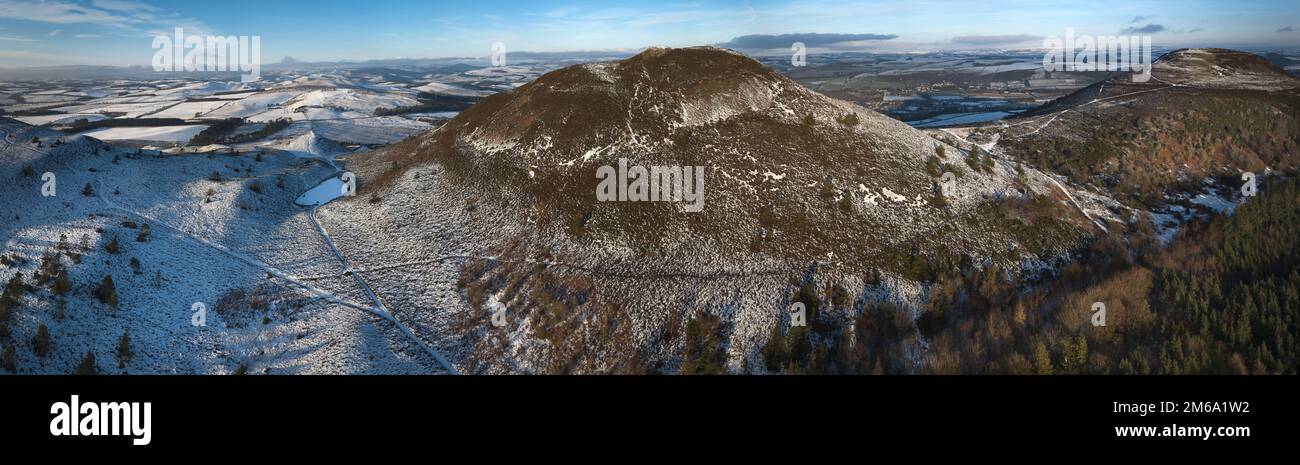Panorama aereo del lato sud degli Eildons che mostra il Medio e la collina di Eildon Nord guardando verso Earlston e oltre in un giorno croccante degli inverni. Foto Stock