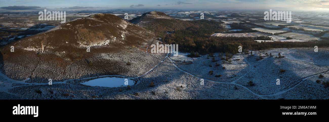Panorama aereo del lato sud degli Eildons che mostra il Medio e la collina di Eildon Nord in un giorno croccante degli inverni. Foto Stock