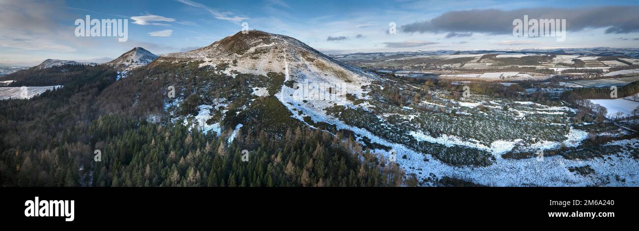 Panorama aereo di tutte e tre le colline di Eildon in un fresco giorno gelido inverni. Eildon Hill Nord e Hillfort più vicino alla fotocamera. Foto Stock