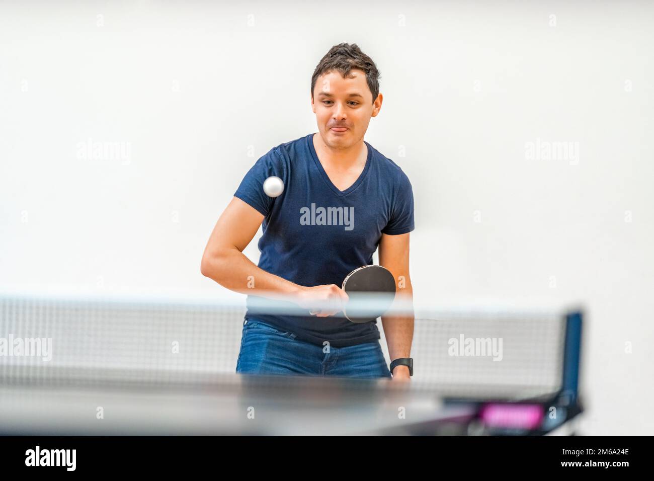 l'uomo gioca a ping pong. spazio di copia Foto Stock