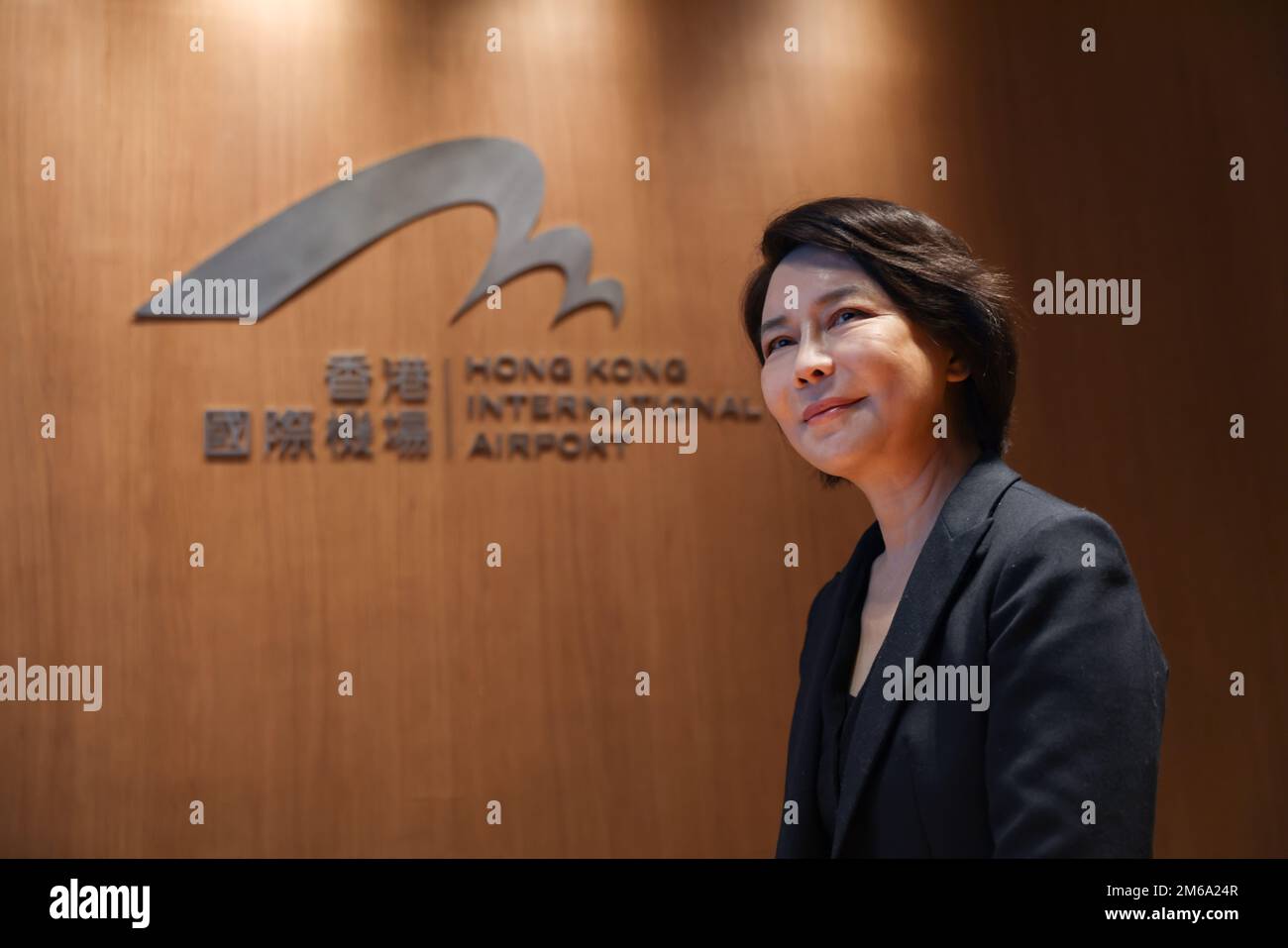 Vivian Cheung Kar-fay, Chief Operating Officer dell'autorità aeroportuale di Hong Kong, si pone per una fotografia presso il suo ufficio nell'Aeroporto Internazionale di Hong Kong, Lantau. 21DEC22 SCMP / maggio TSE Foto Stock