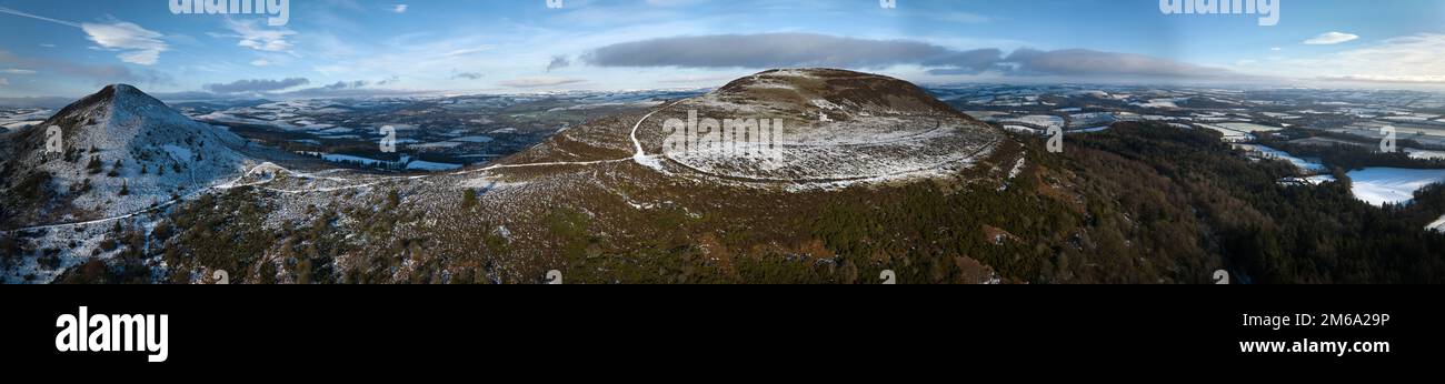 Panorama aereo del lato sud degli Eildons con Eildon Hill Nord e la sua Hillfort età del ferro prominente. Guardando verso nord verso Gattonside e oltre. Foto Stock