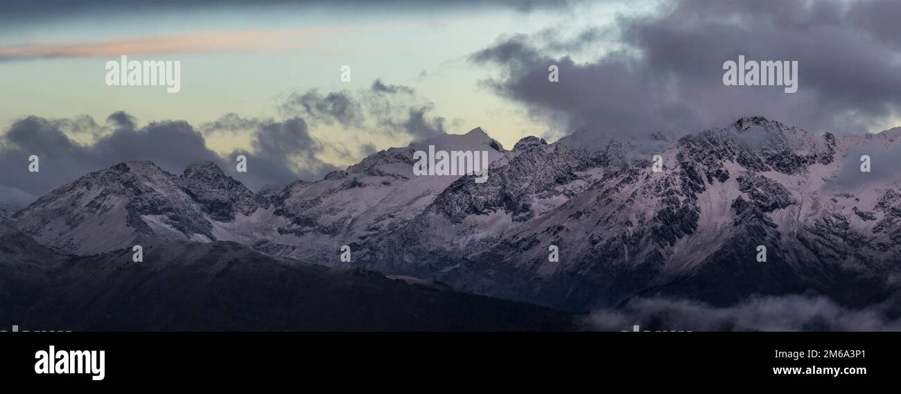 Crepuscolo mattutino dalla cima della catena Adzharo-Imeretinskiy. Il nord-ovest spura la catena montuosa del Caucaso maggiore. Montagne del Caucaso. Karachay-Cherkessia. Foto Stock