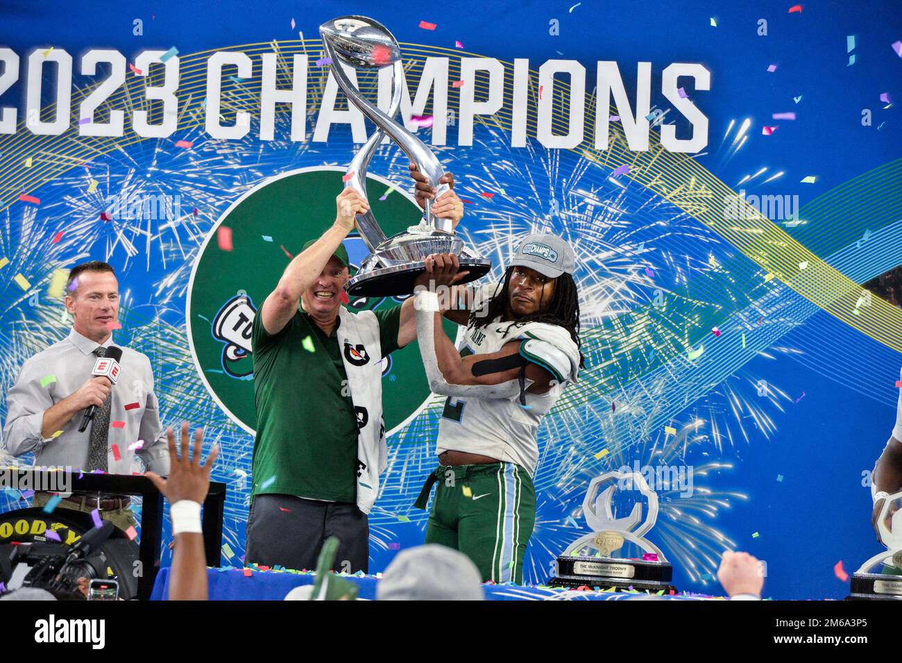 Arlington, Texas, Stati Uniti. 2nd Jan, 2023. Tulane Green Wave Head Coach WILLIE FRITZ e difensivo MVP Tulane Green Wave linebacker DORIAN WILLIAMS (2) issano il Cotton Bowl 2023 Trophy. (Credit Image: © Gregory Dodds/ZUMA Press Wire) Foto Stock