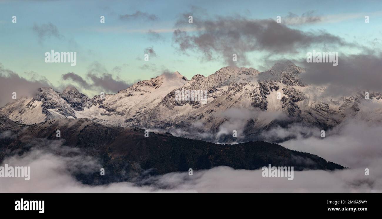 Gamma Adzharo-Imeretinskiy all'alba. Il nord-ovest spura la catena montuosa del Caucaso maggiore. Montagne del Caucaso. Karachay-Cherkessia. Russia. Foto Stock