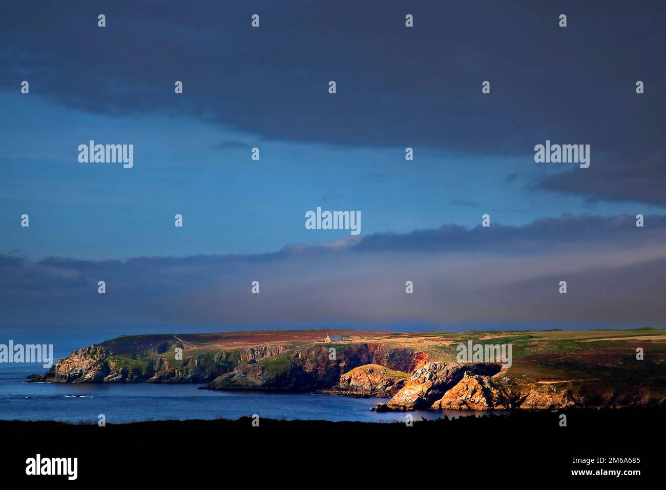 Pointe du Van mit Kapelle Saint-They, Bretagna, Francia Foto Stock