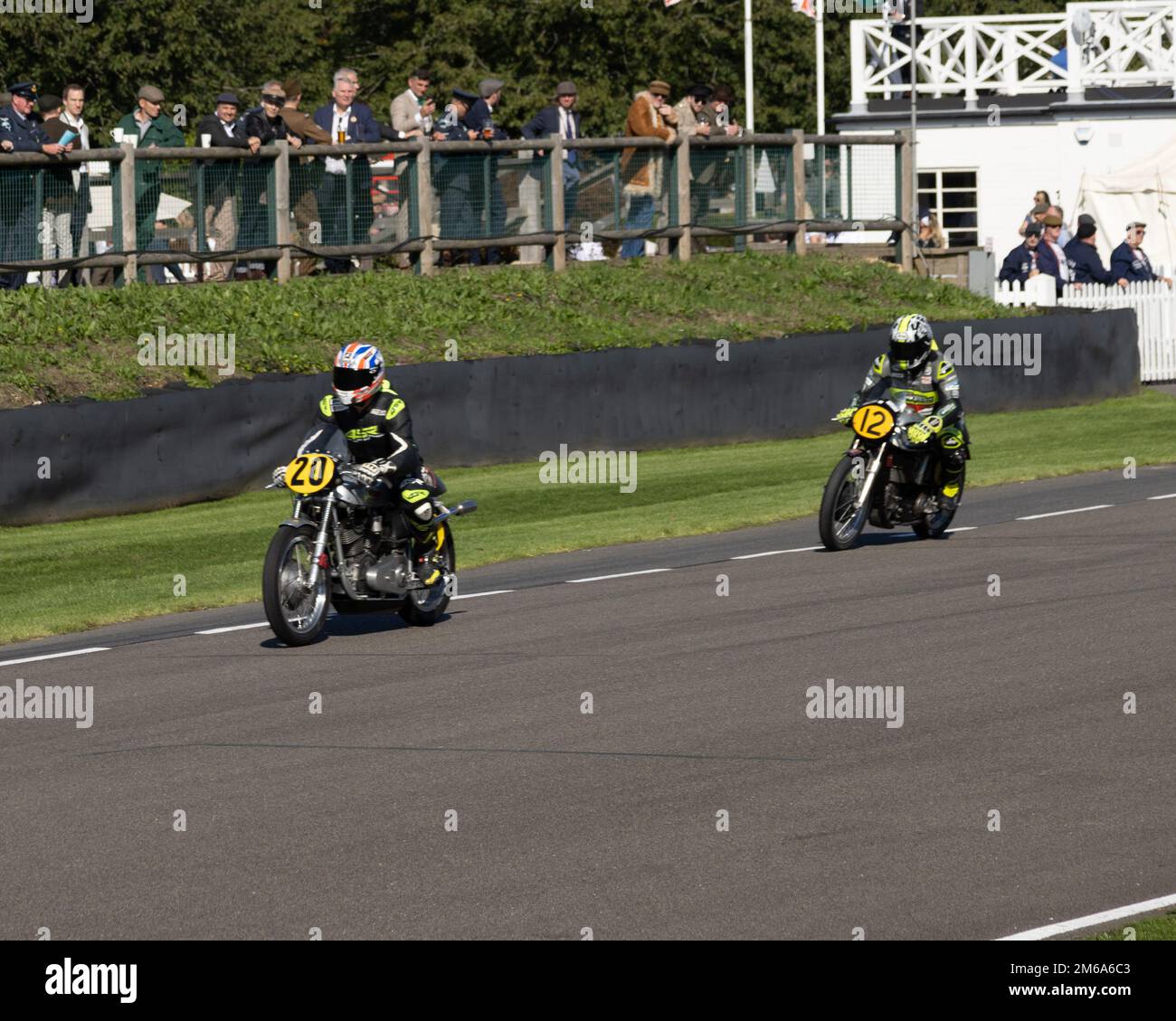 1954 Woden-JAP 500cc moto No.20 conduce 1952 500cc Norton International No,12 al 2022 Goodwood Revival Foto Stock