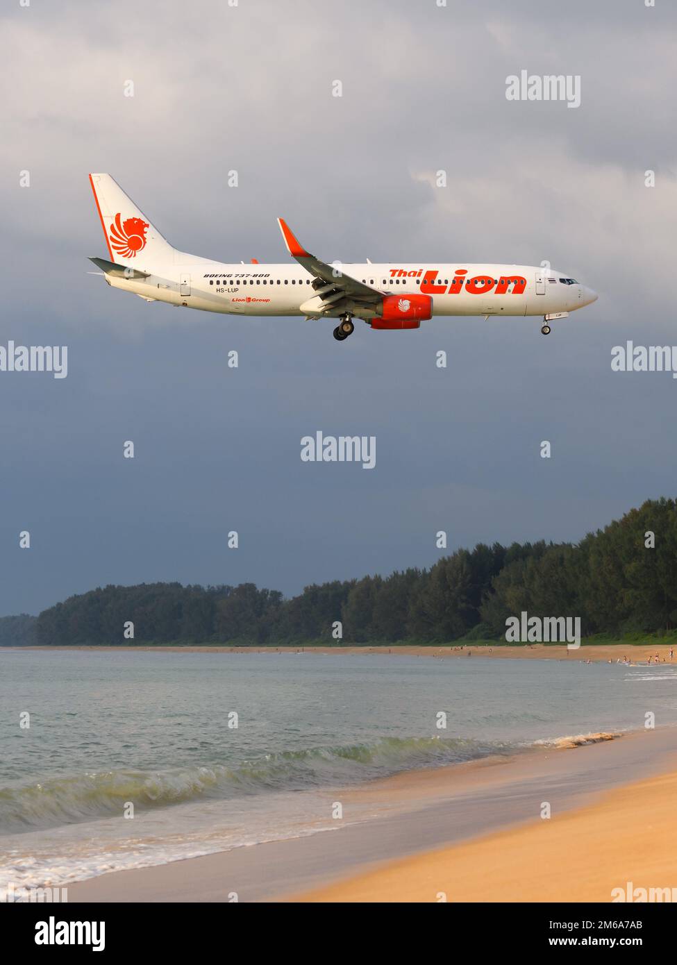 Thai Lion Air Boeing 737 a mai Khao Beach. Aereo 737-800 di Thai LionAir sulla spiaggia dell'aeroporto di Phuket. Foto ritratto dell'aereo. Foto Stock