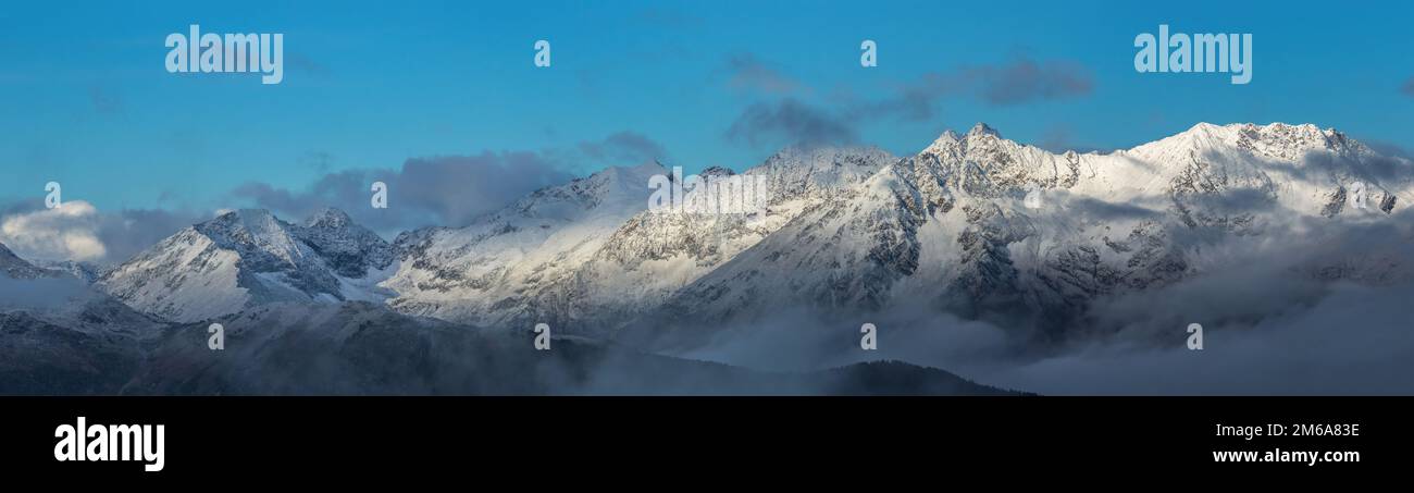 Montagne innevate all'alba. Gamma Adzharo-Imeretinskiy. Il nord-ovest spura la catena montuosa del Caucaso maggiore. Montagne del Caucaso. Karachay-Cherkessi Foto Stock