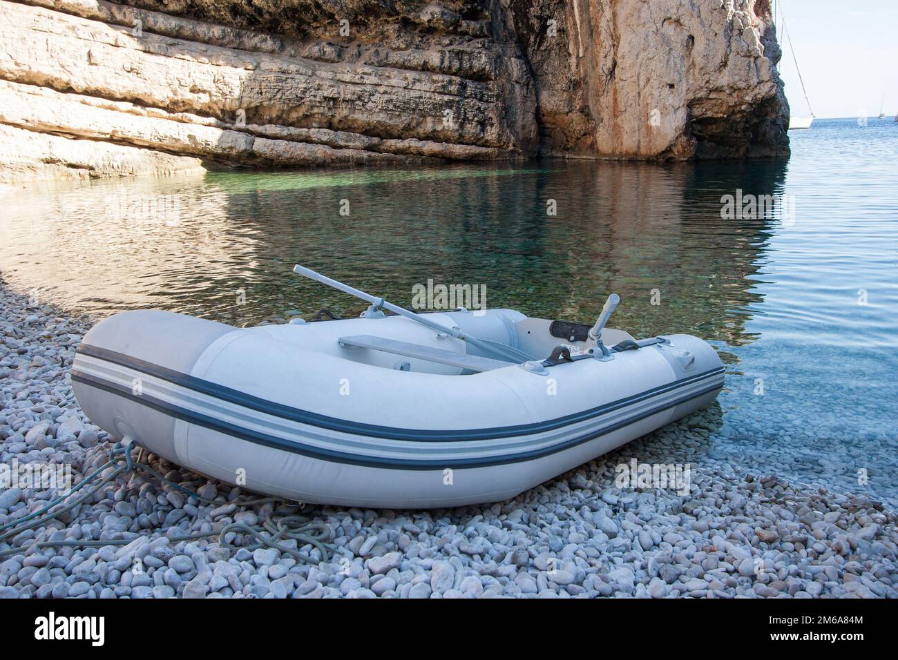 Barca bianca sulla spiaggia nella baia di Stiniva Foto Stock