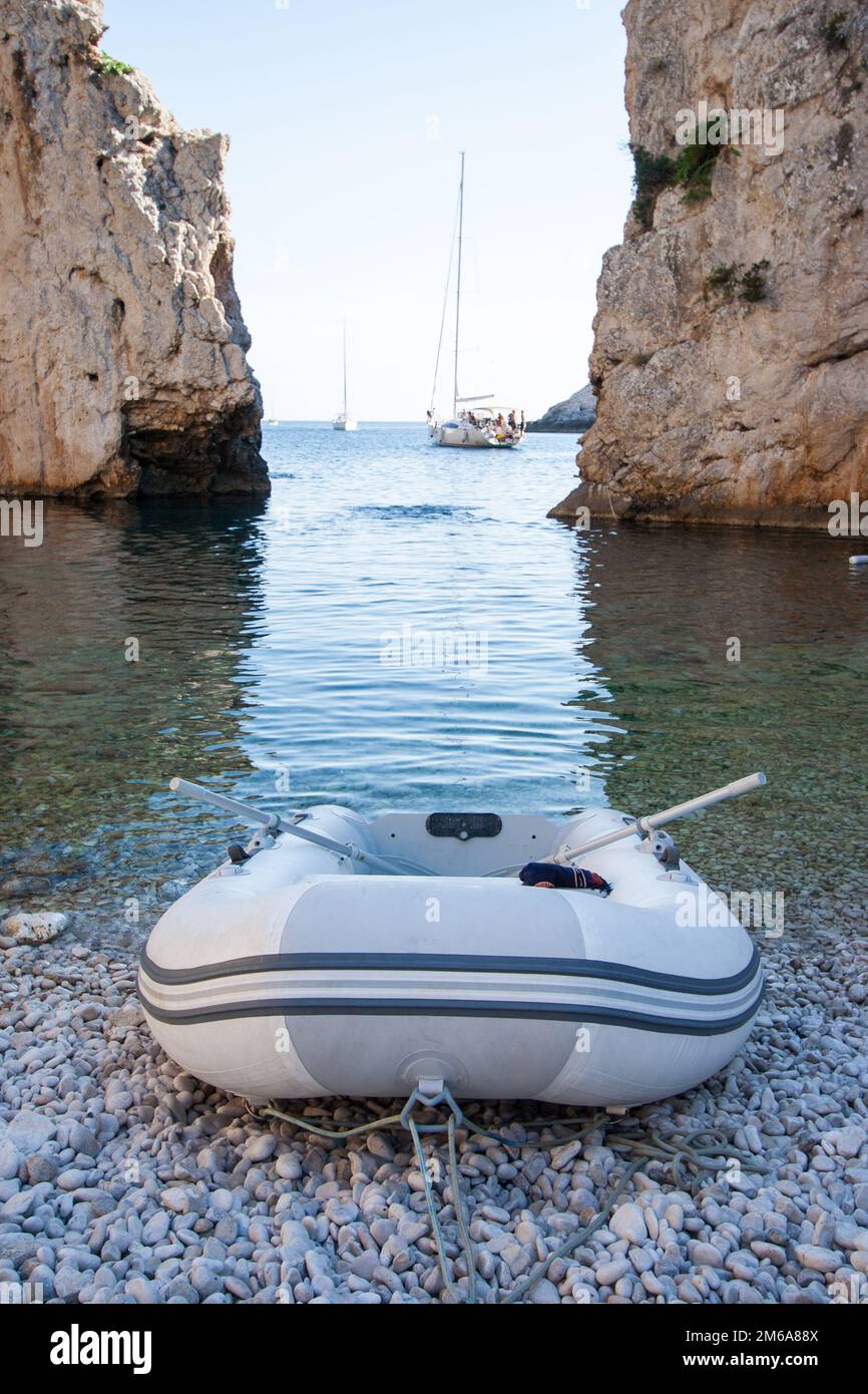 Barca bianca sulla spiaggia nella baia di Stiniva Foto Stock