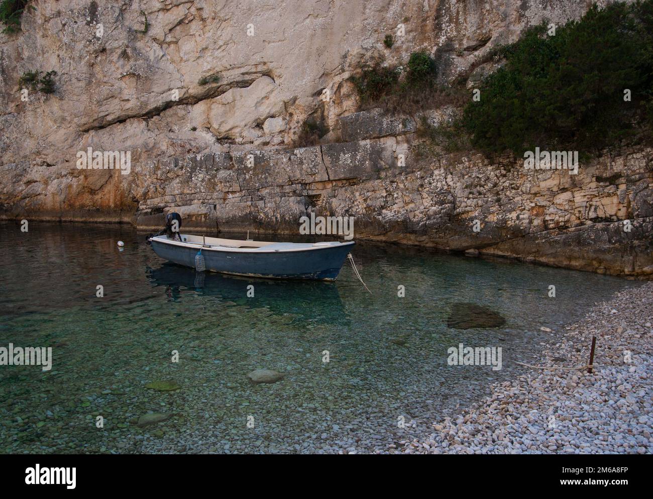 Barca bianca sulla spiaggia nella baia di Stiniva Foto Stock